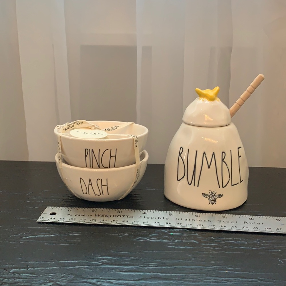 Rae Dunn pinch dash bumble